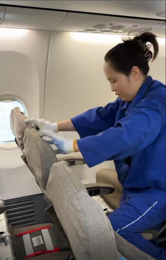 图四：给客舱座椅安装全新座套.png