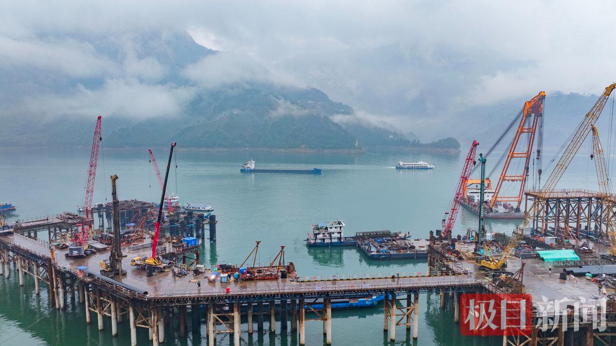2026年4月14日，三峡库区秭归县茅坪镇三峡枢纽江南成品油翻坝项目坝上码头工程现场一片火热，工人们正加紧进行墩台浇筑施工作业。彭强摄 (1).jpg