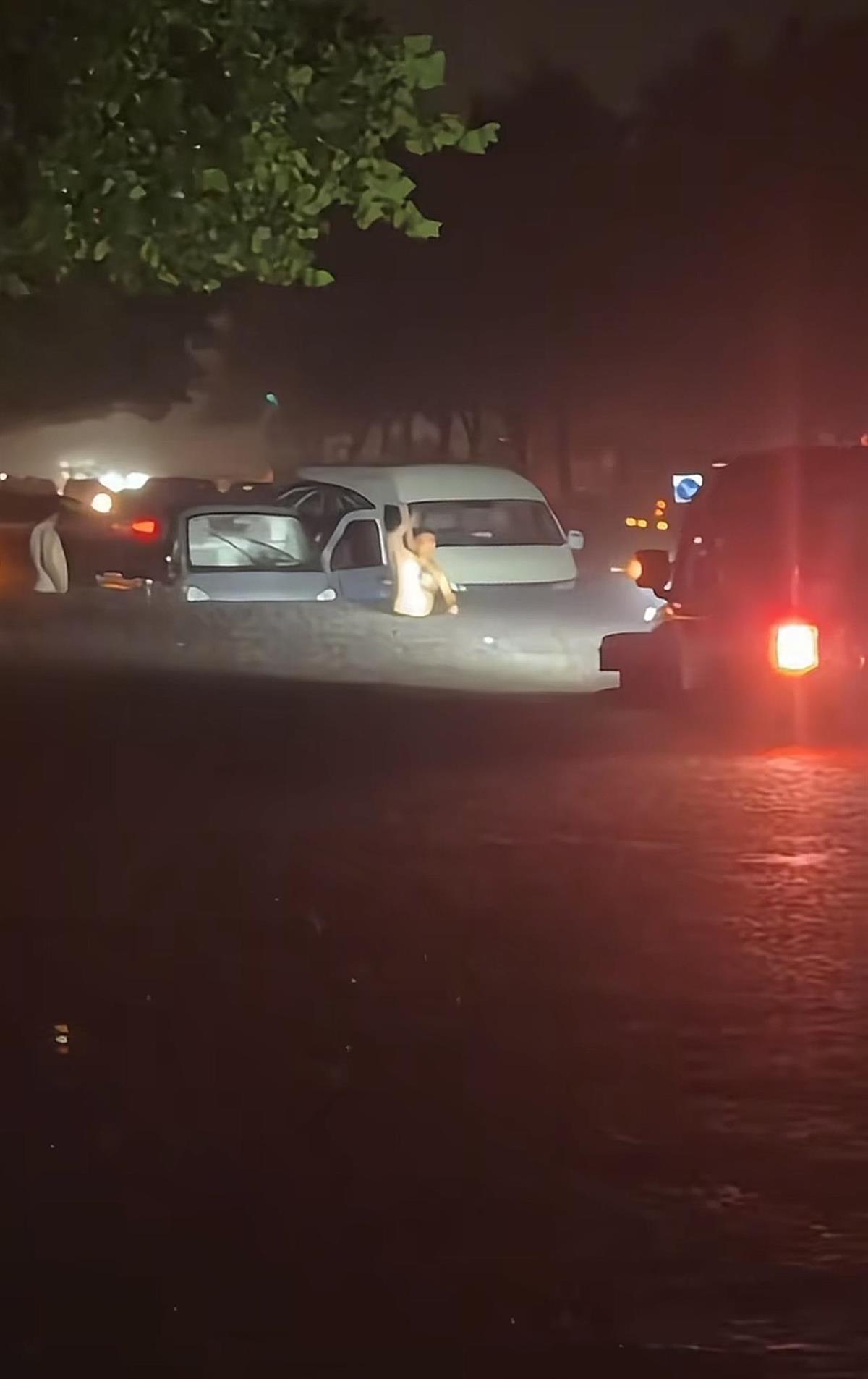 山东潍坊突发暴雨多处渍水有车辆被淹，有幼儿园通知停课，一男子驾驶牧马人连救5辆车