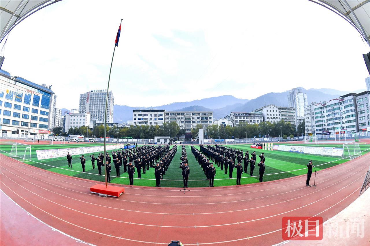 图1：2026年1月9日，民警高举右拳重温入警誓词。欧阳智慧 摄.jpg