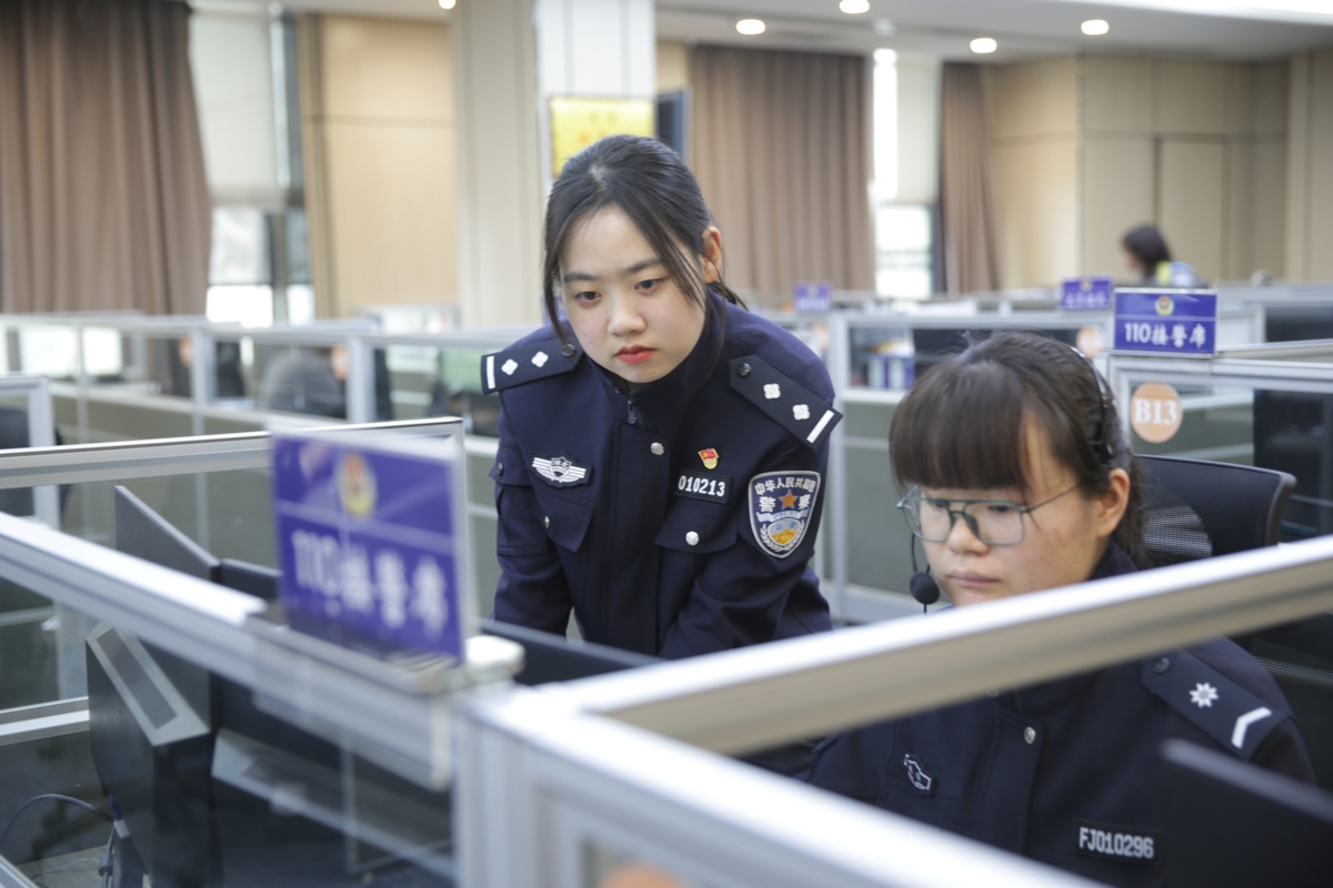 余璇(左）、江璇（右）正在分析一起警情 汪爽摄