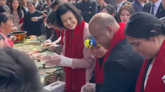 瑙鲁总统回广东祖籍地与族亲过小年，发红包写福字捏糯米团，参观李小龙纪念馆手机拍不停