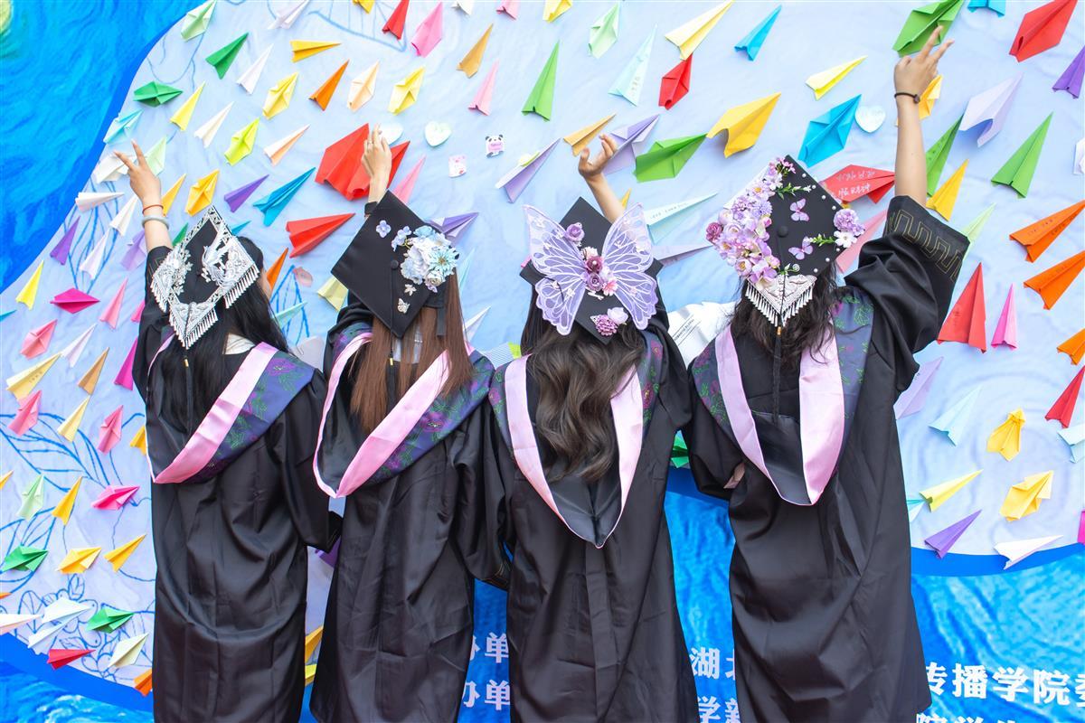 图为毕业生在背景板前合照 通讯员刘奕喆摄.jpg