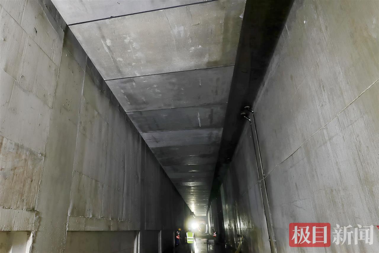 8月7日，武汉地铁新港线一期万家咀站，装配式轨顶风道安装成型的效果。袁永华 摄.jpg