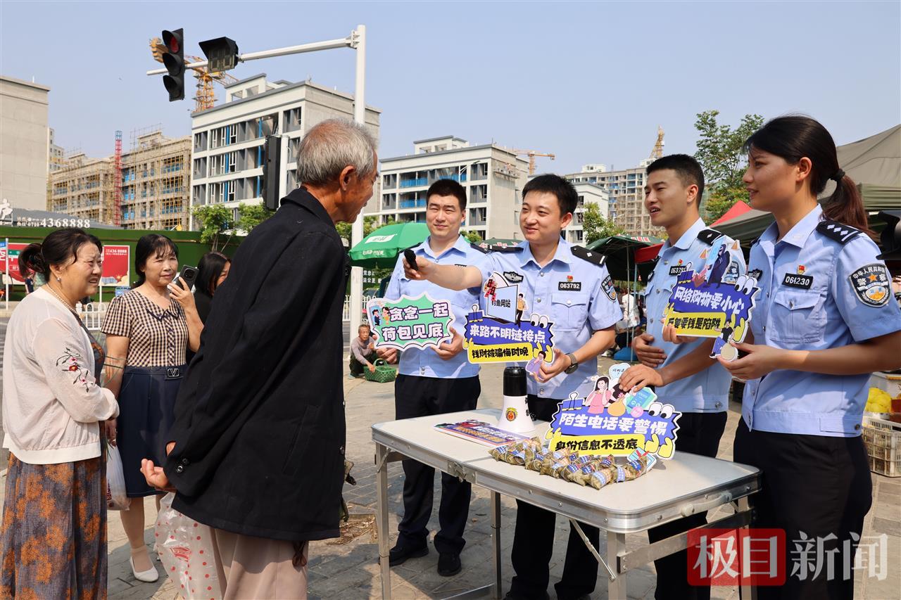 圖二 民警與群眾互動問答.jpg