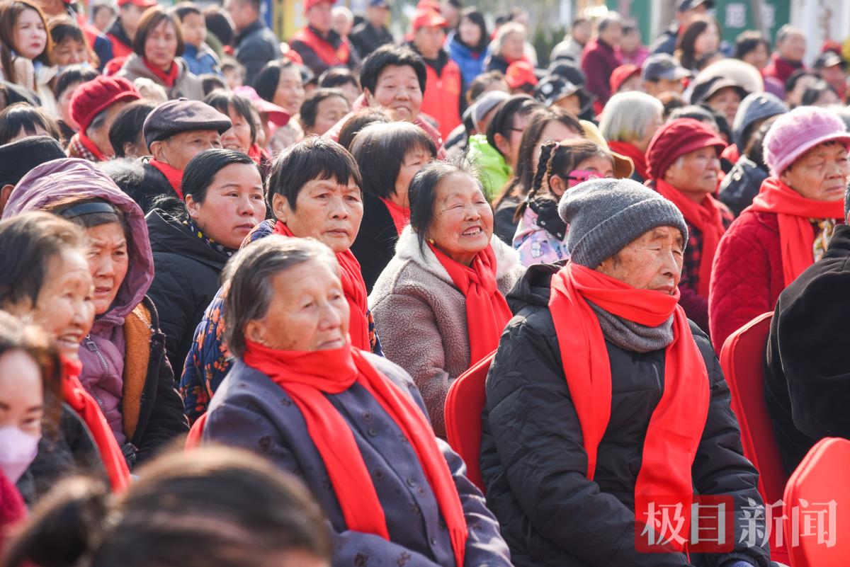 荆州区马山镇双垱村团年宴现场，村民在观看文艺演出。（极目新闻记者 黄志刚 摄）.jpg