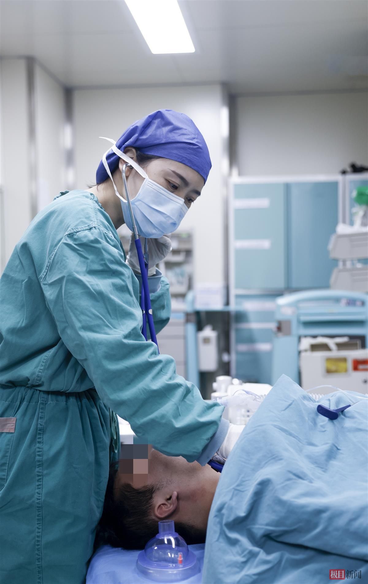 全麻气管插管后,尹芳为患者听诊双肺