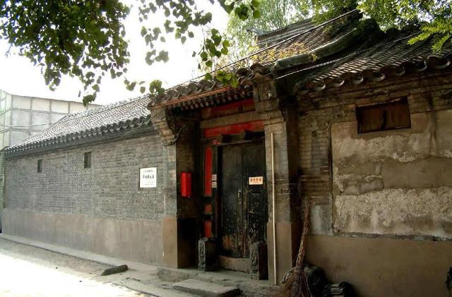 跨车胡同的齐白石故居今天即使你到得齐故居的小门前,一般情况下你