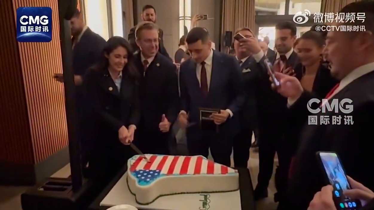 美共和党议员聚会切“格陵兰岛造型、覆盖美国旗图案”蛋糕，格陵兰岛自治政府呼吁民众备好狩猎武器、弹药和渔具