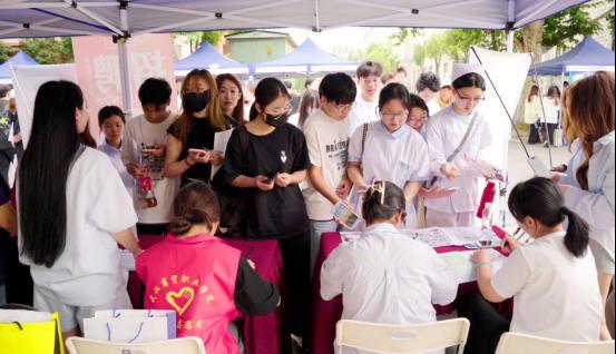 221家企業(yè)帶著14000多個崗位來校攬才，5000余名學(xué)生前來“推銷”自己