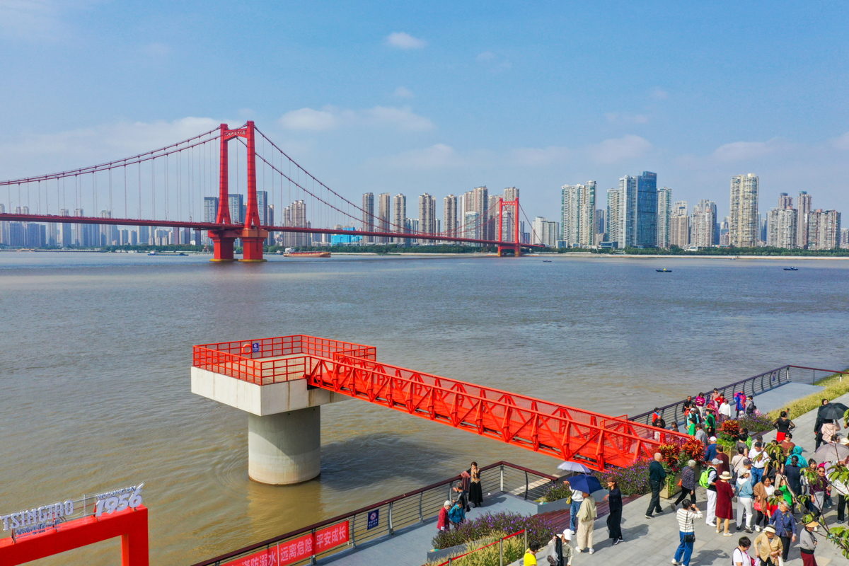 2025年国庆节，武昌湾江滩建成开放，武汉三环线内两江四岸江滩实现全线贯通.jpg