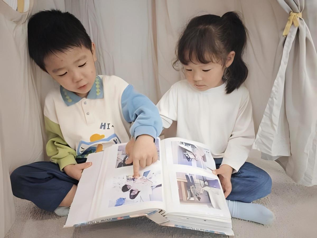 幼儿分享母亲照片.jpg