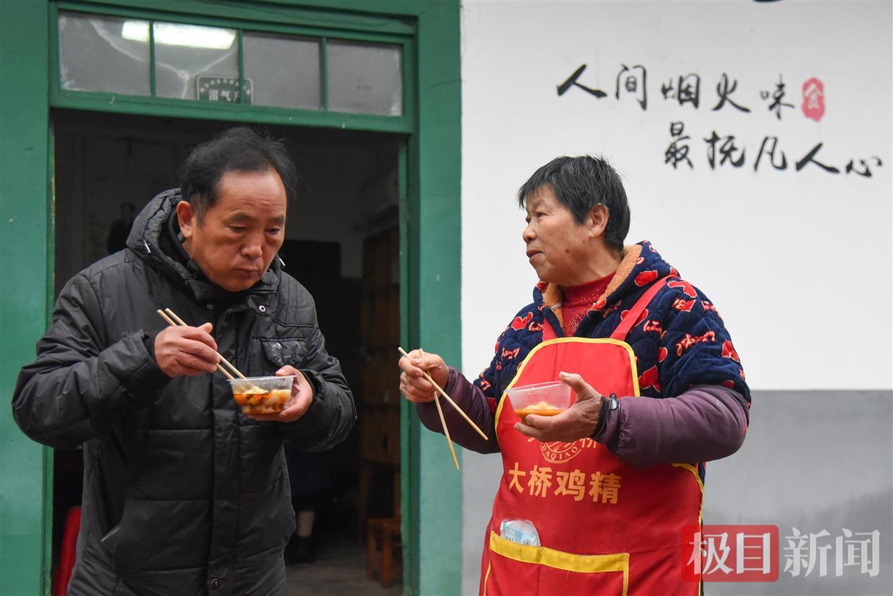 村民在活动现场边聊天、边吃饺子（极目新闻记者 黄志刚 摄）.jpg