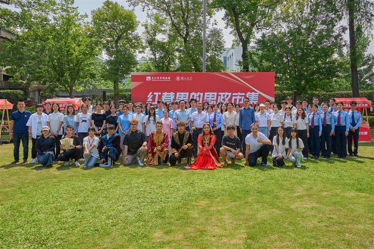 图为参展人员与学员们合影（通讯员 刘奕铭 摄）.jpg