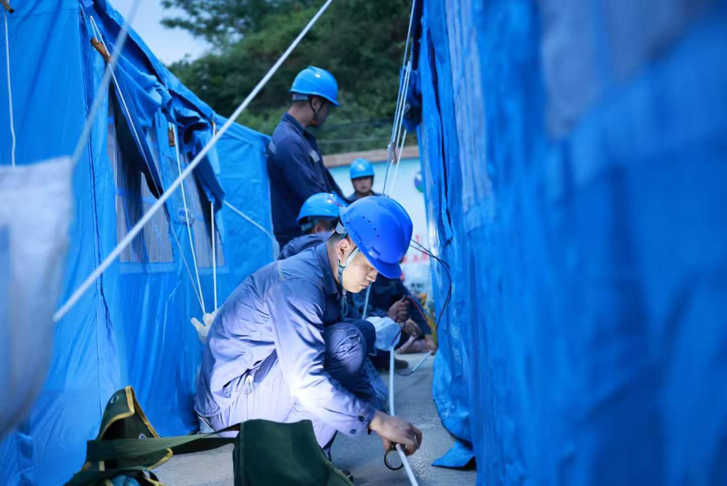 5月18日，柳南区洛满镇凤阳村委安置点，供电人员为应急帐篷接通临时电源。（陈盼盼 摄）.jpg
