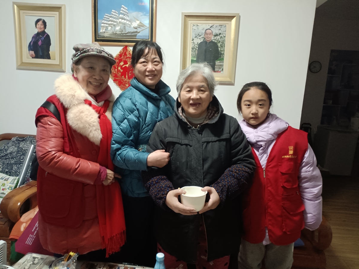 元宵节给高龄独居老人送汤圆.jpg 元宵节给高龄独居老人送汤圆.jpg