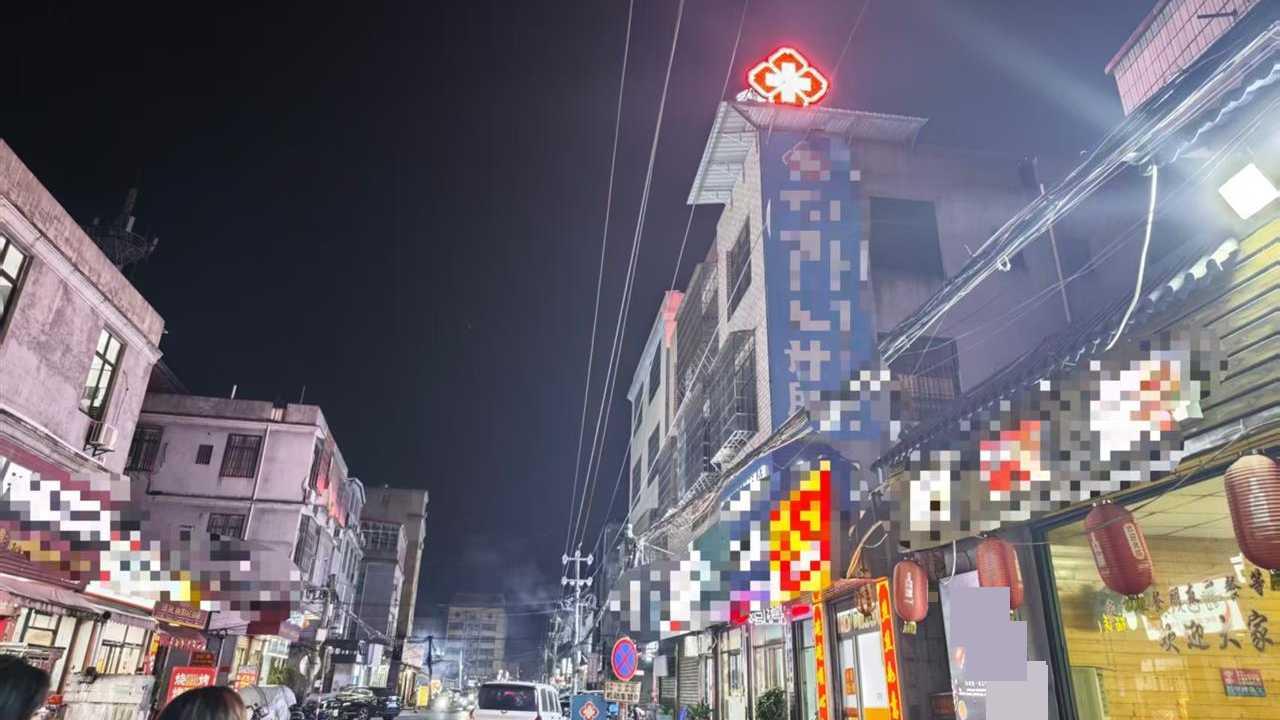 探访“12岁女孩被生父养母虐待致死案”生父面馆，邻居：他看起来似乎老实友善