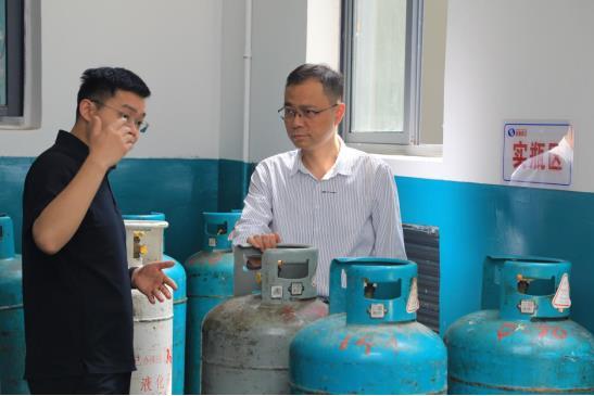 田路（右）在武煤百江燃气有限公司惠济供应站与现场负责人交流.jpg