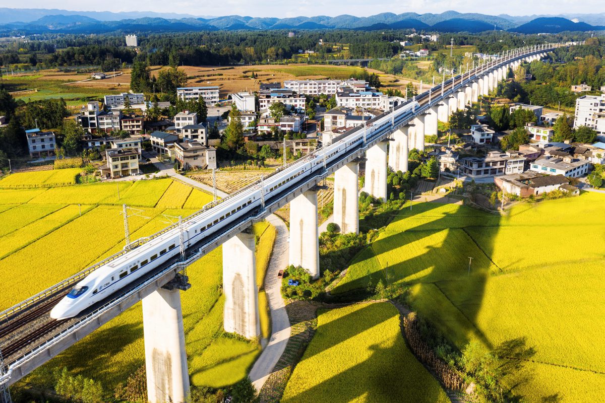 利川汪营镇，飞驰的动车穿过山区金黄的稻田.jpg