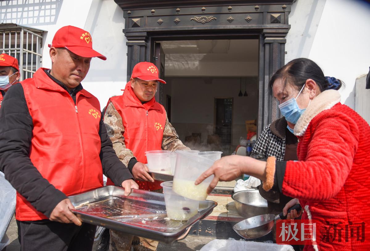 荆州区马山镇双垱村团年宴现场，邬宗荣（左）和胡杰（左二）在帮助传菜。（极目新闻记者 黄志刚 摄）.jpg
