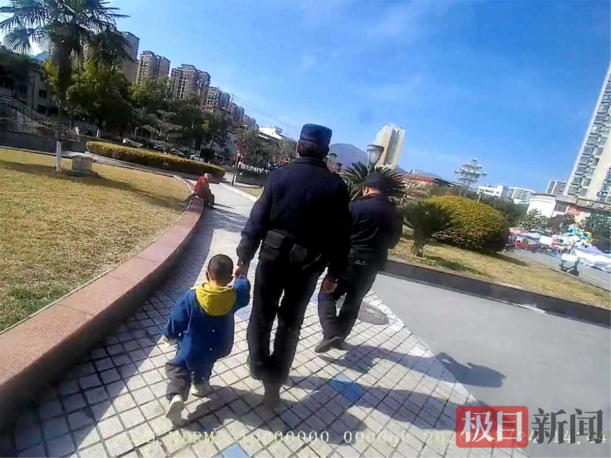 图2：民警从紫薇广场带孩子回所（视频截图）.jpg