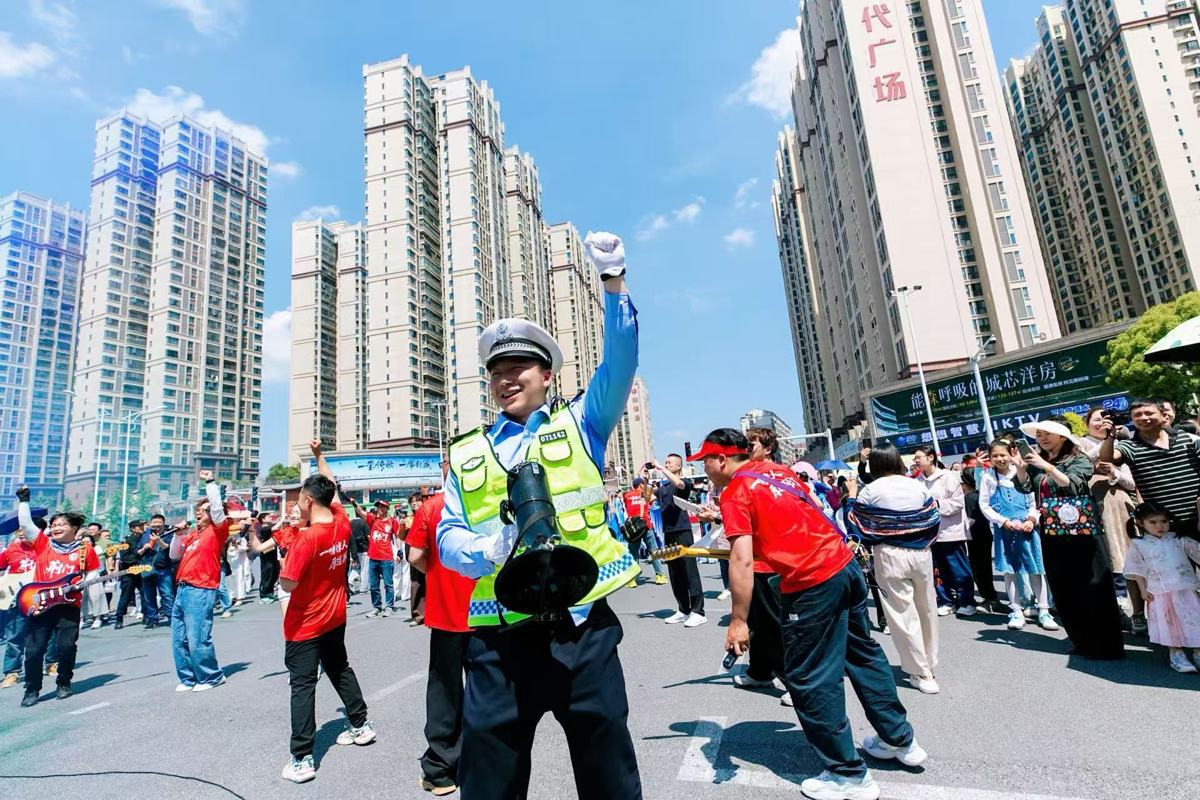 荆门交警在“楚超”现场带领球迷激情喊麦,宣讲交通安全知识.jpg 荆门交警在“楚超”现场带领球迷激情喊麦,宣讲交通安全知识.jpg