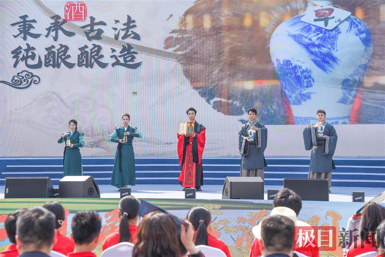 “村村有歌·唱响湖北”监利田园歌会在程集古镇盛大举行，这是现场发布监利早酒品牌。（极目新闻记者 黄志刚 摄） (1).JPG