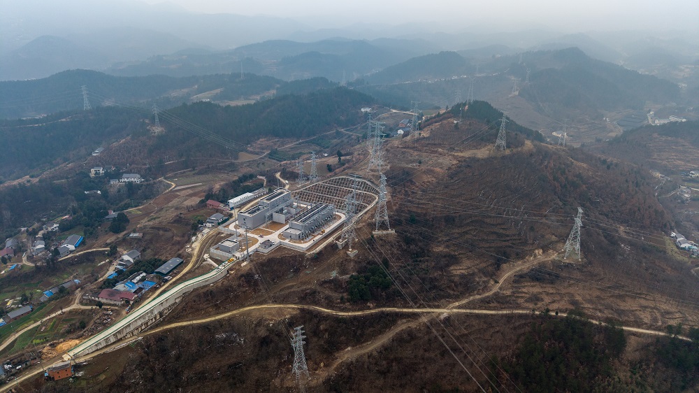 1月15日，无人机俯瞰湖北十堰220千伏子胥湖变电站 ，该站将为西十高铁箭流铺、东河两座牵引站提供主供电源，显著提升区域供电可靠性。（郝金鑫） 3.jpg