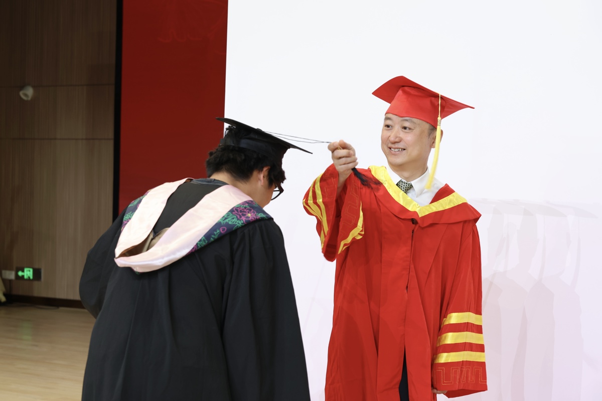 图为张俊校长为毕业生拨穗 摄影:芮雨欣.JPG 图为张俊校长为毕业生拨穗 摄影:芮雨欣.JPG