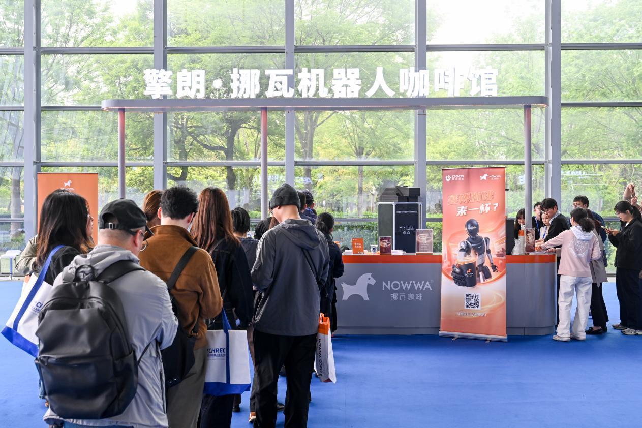 展会观众排队体验“赛博咖啡”.png