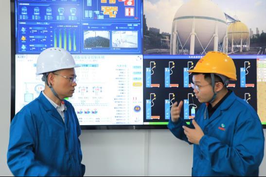 田路（左）在武汉武煤百江燃气有限公司汉口灌瓶厂监控室与工作人员交流.png