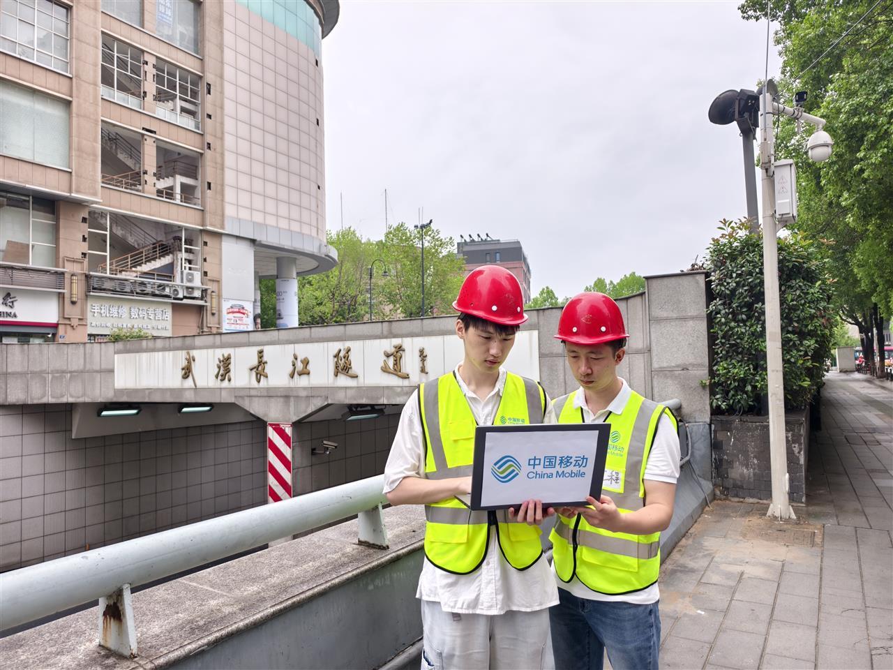 湖北移动网络工程师测试武汉长江隧道5G-A网络质量.jpg