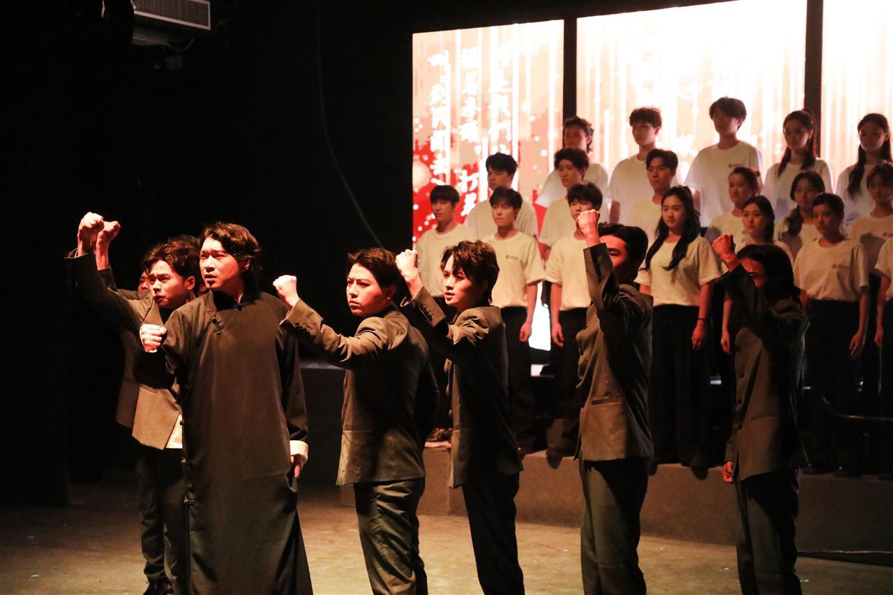 3 成龙影视传媒学院表演（戏剧表演方向）2102班毕业大戏《狂飙》剧照。奉颖 摄.JPG