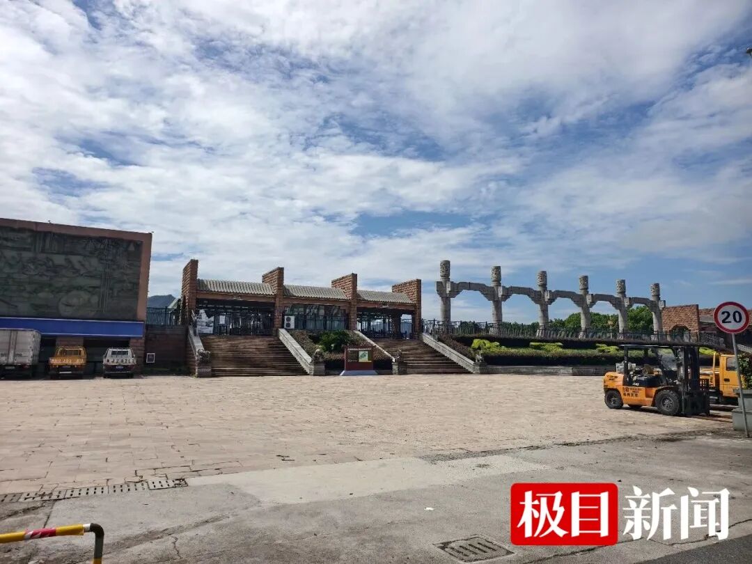 极目锐评短剧“霸总”无戏可拍摆摊卖菜应对AI浪潮从找回“活人感”开始(图2)