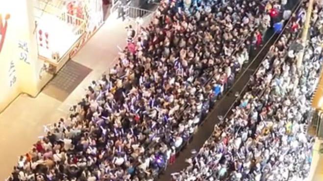 2万人的人海中，3分钟让出一条生命通道