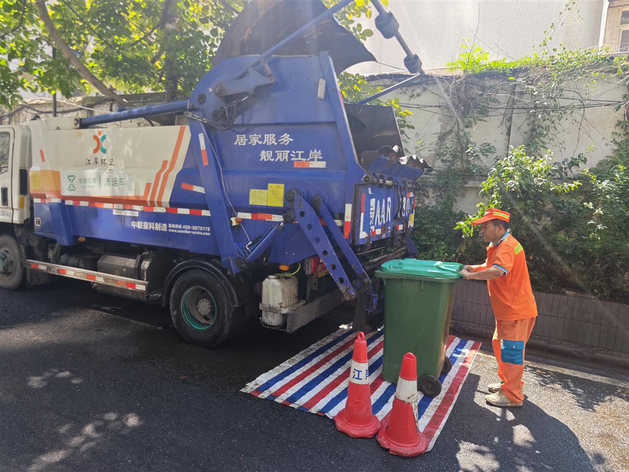 环卫部门改进垃圾收运模式,以小型桶车深入街巷收集后,再与大型垃圾清运车“接力” (1).jpg