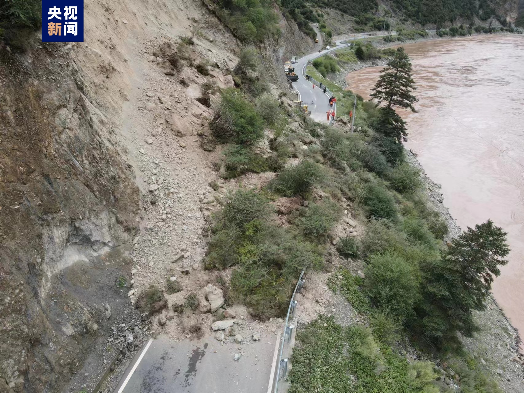 四川甘孜白玉县g215线发生坍塌道路抢通工作正在进行