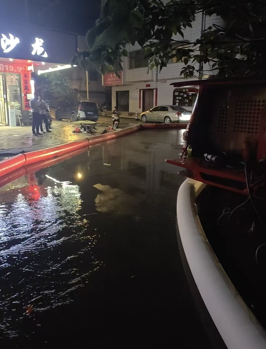 连夜排水1.jpg