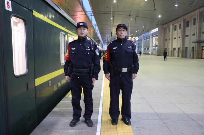 乘警老杨和小焦的"南来北往" | 极目新闻