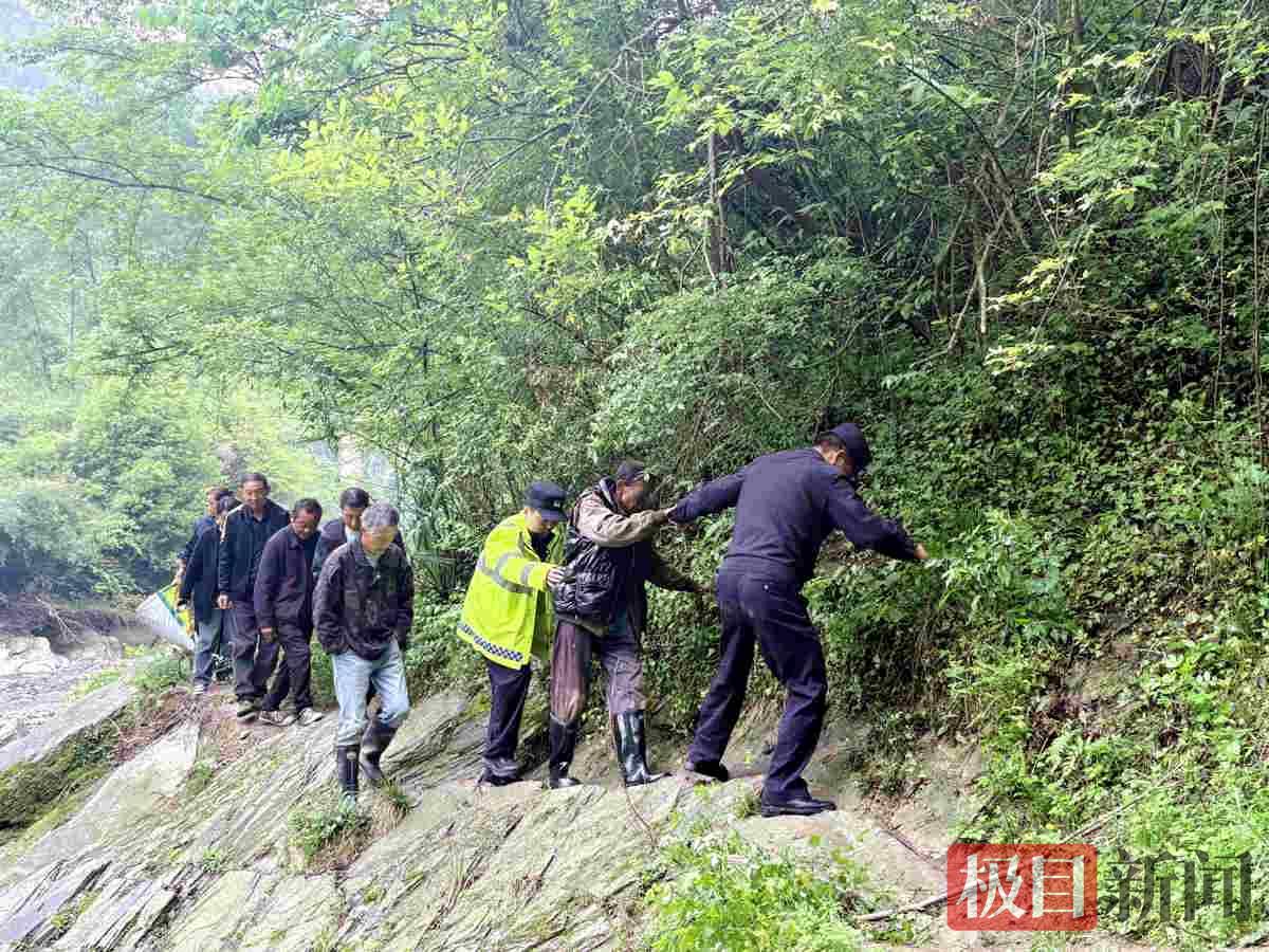 图1：民警在搀扶老人下山.jpg
