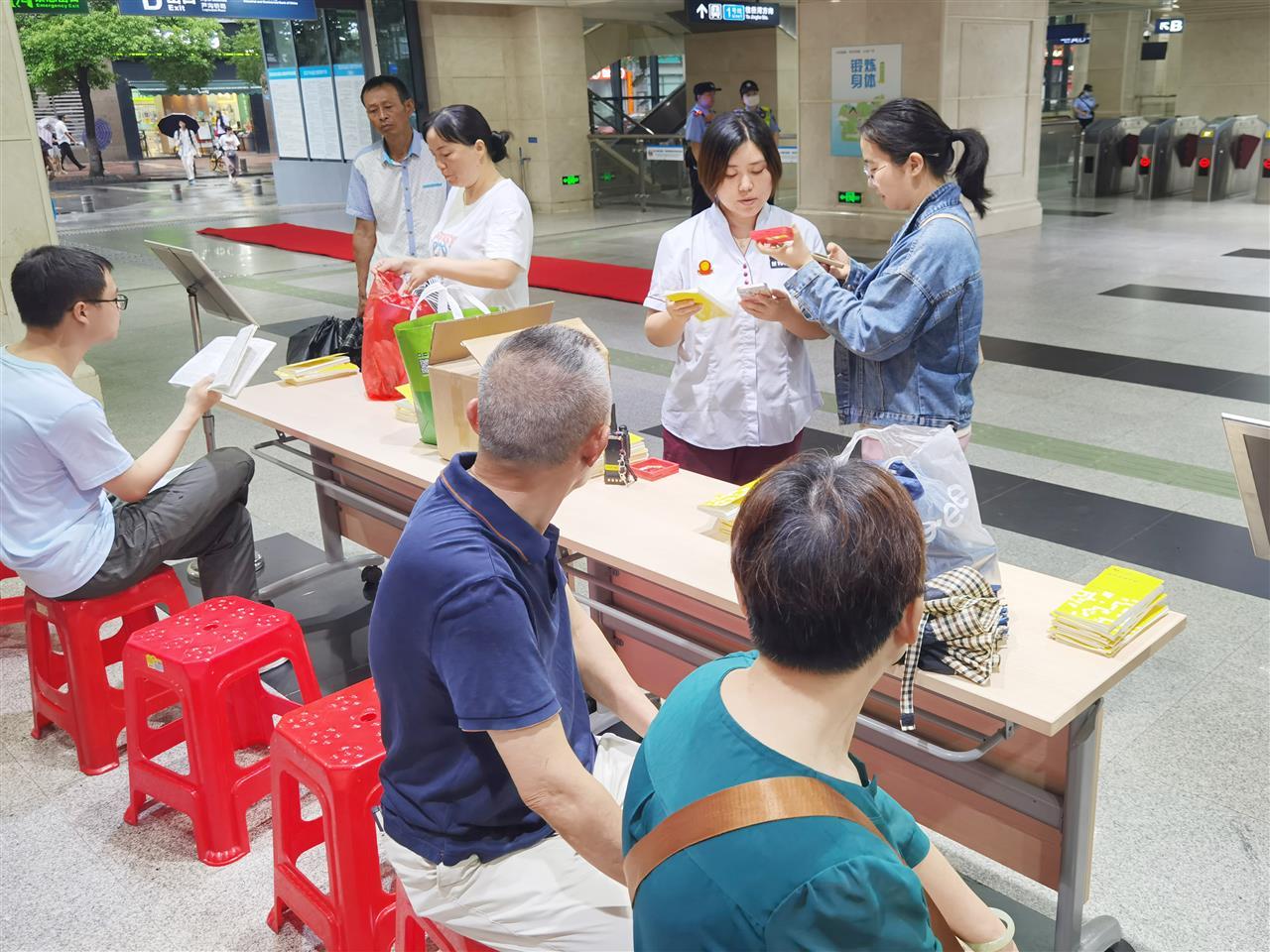 地铁1号线黄浦路站工作人员向考生家长介绍图书数字资源书单 王刚摄.jpg