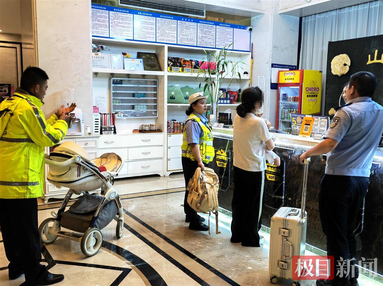 图2：民警带杨女士入住酒店.jpg