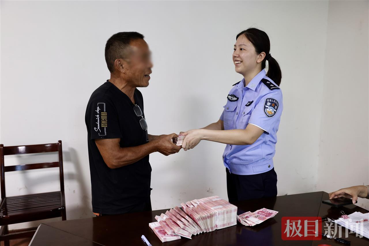 图二 民警将工资交到工人手中.jpg