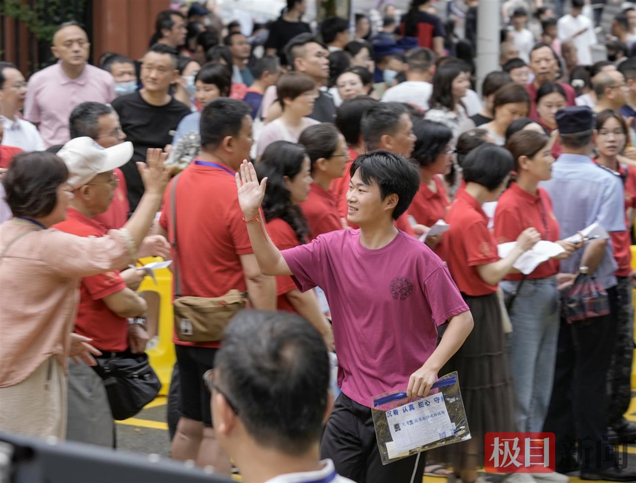 在武汉二中考点门口，社会各界为考生护路，轻松进考场.jpg