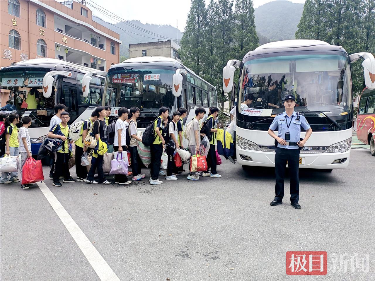 图4：民警守护乡镇考生有序登车赴考（通讯员陈文鑫 摄）.jpg