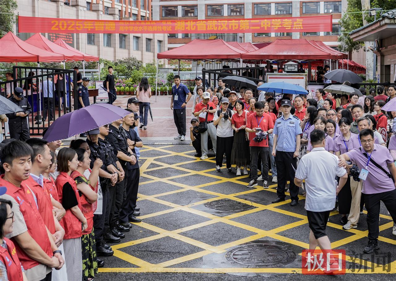 在武汉二中考点门口，社会各界为考生护路，轻松进考场5.jpg