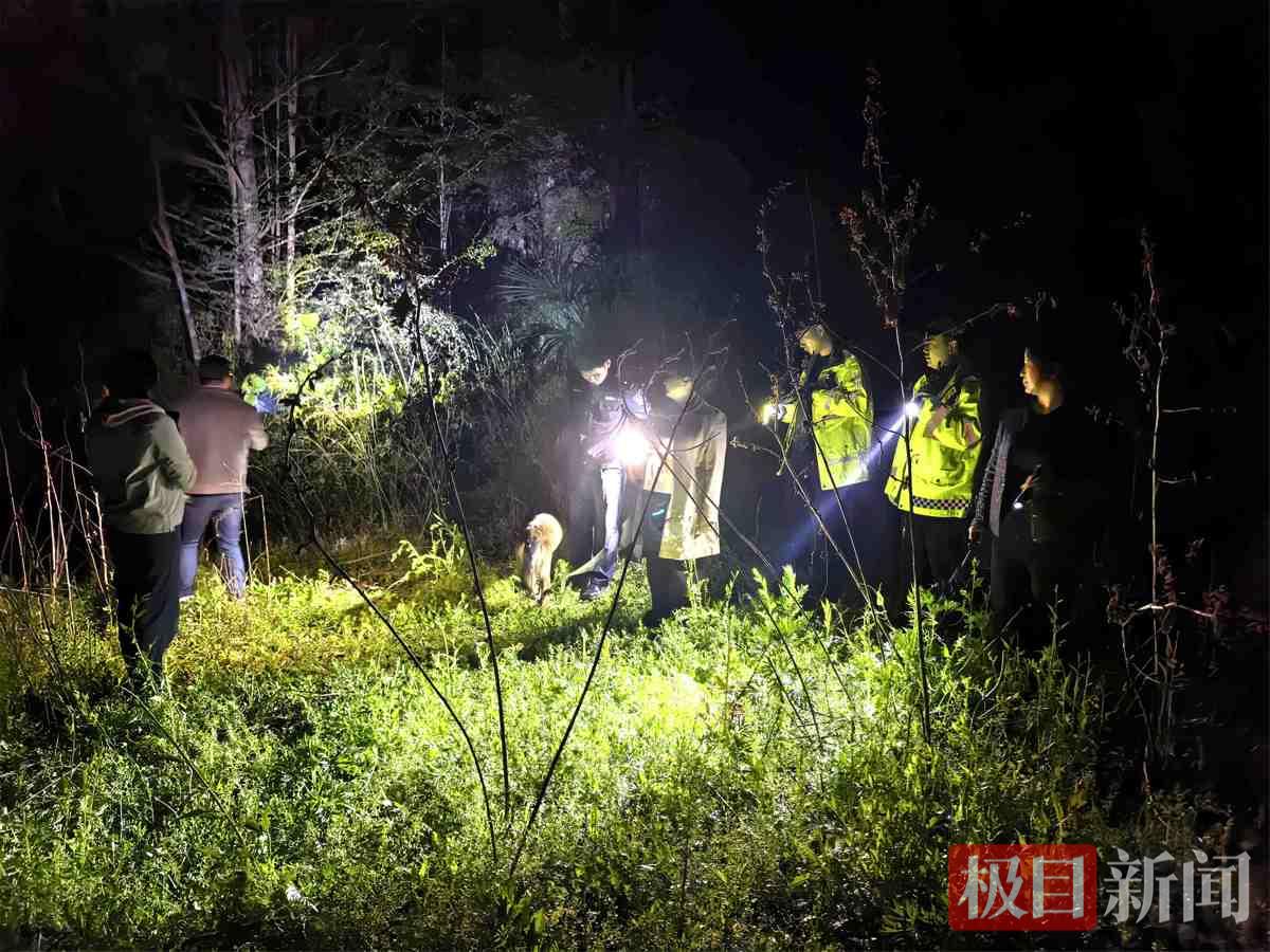 图2：警民在连夜搜寻老人.jpg