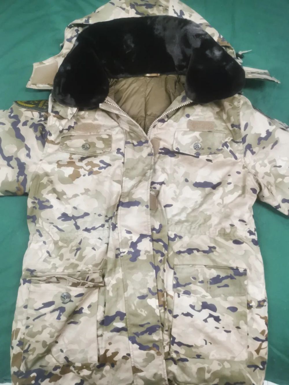 再来看看武警部队21式作训大衣:大衣里有个可拆卸的羽绒背心▼21式作