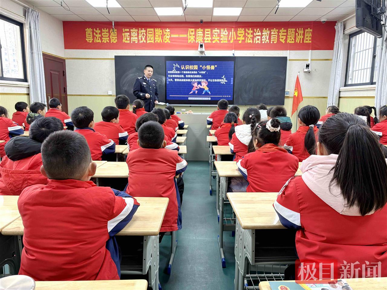 图1：民警在为学生上法治课。.jpg