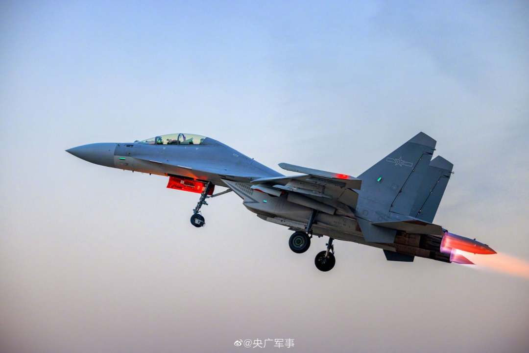 歼16绝美大片来袭,张张皆壁纸 | 极目新闻